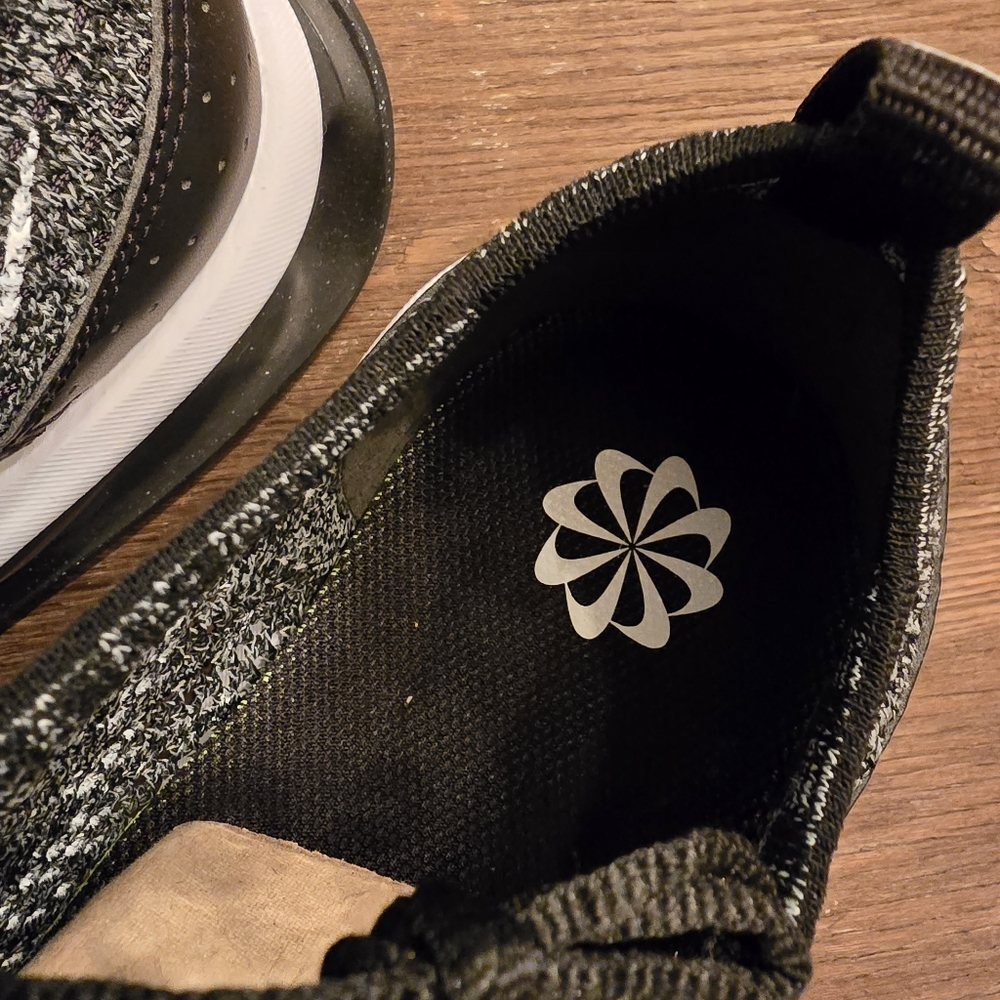 Nike Flyknit Racer Oreo - Picture 4 of 9